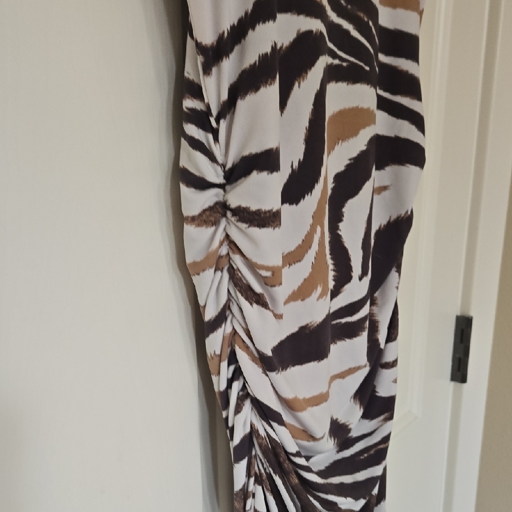 VENUS Black and White Ruched Bodycon Midi Dress - Picture 8 of 11